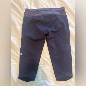 Lululemon Run: Excel Crop in Deep Indigo / Wee Are From Space Deep Indigo Size 6